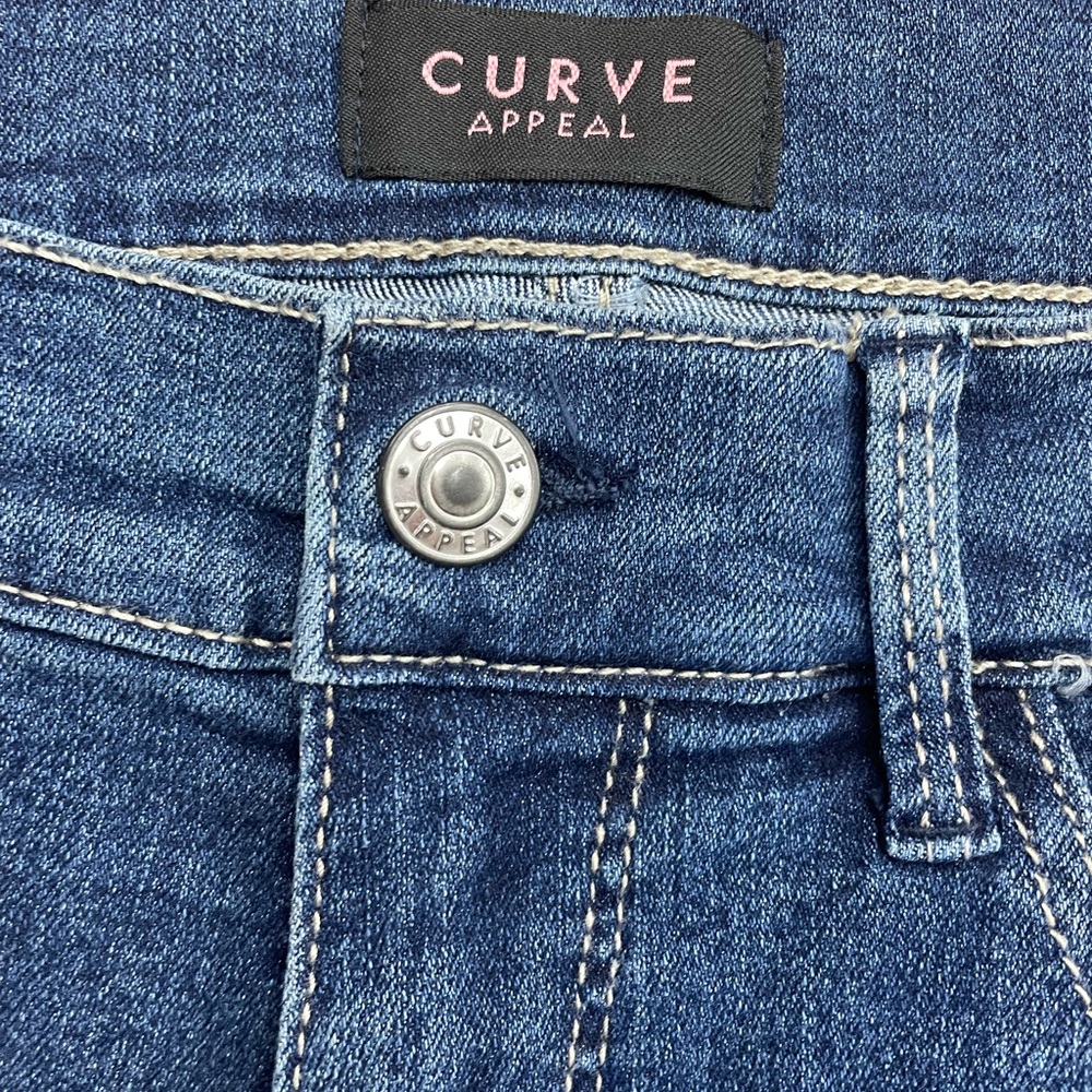 Curve Appeal size 4, denim medium wash, cuffed Bermuda shorts - Picture 3 of 8